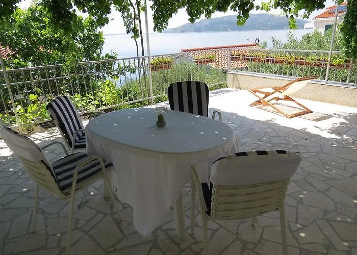 Lovric - 30 Meters To The Beach Apartament Trogir