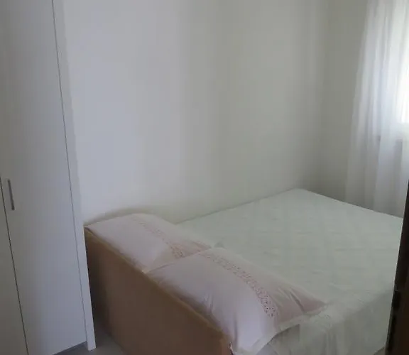 Appartamento Lovric - 30 Meters To The Beach Traù