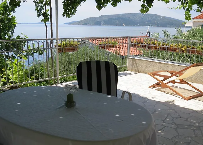 Appartamento Lovric - 30 Meters To The Beach Traù
