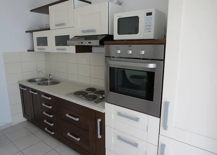 Appartamento Lovric - 30 Meters To The Beach Traù