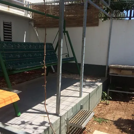 Lovric - 30 Meters To The Beach 特罗吉尔